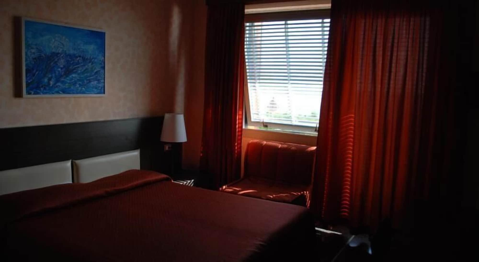 Hotel Palace فاراتسي المظهر الخارجي الصورة