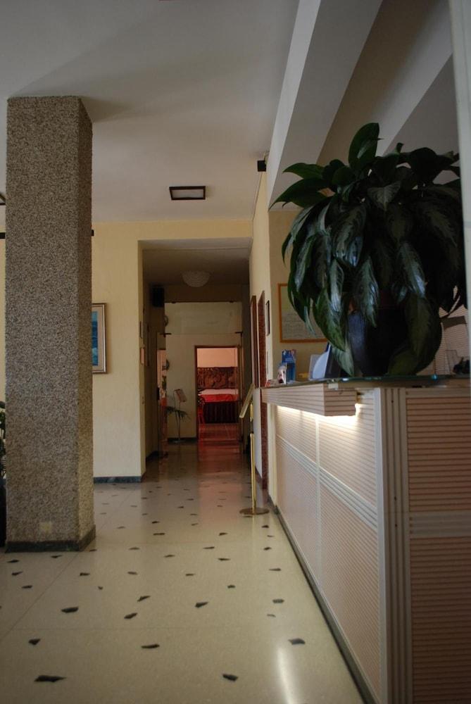 Hotel Palace فاراتسي المظهر الخارجي الصورة