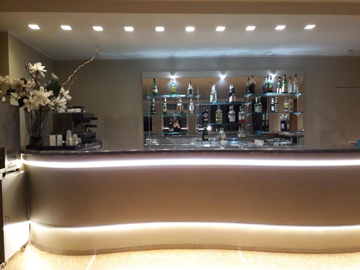 Hotel Palace فاراتسي المظهر الخارجي الصورة