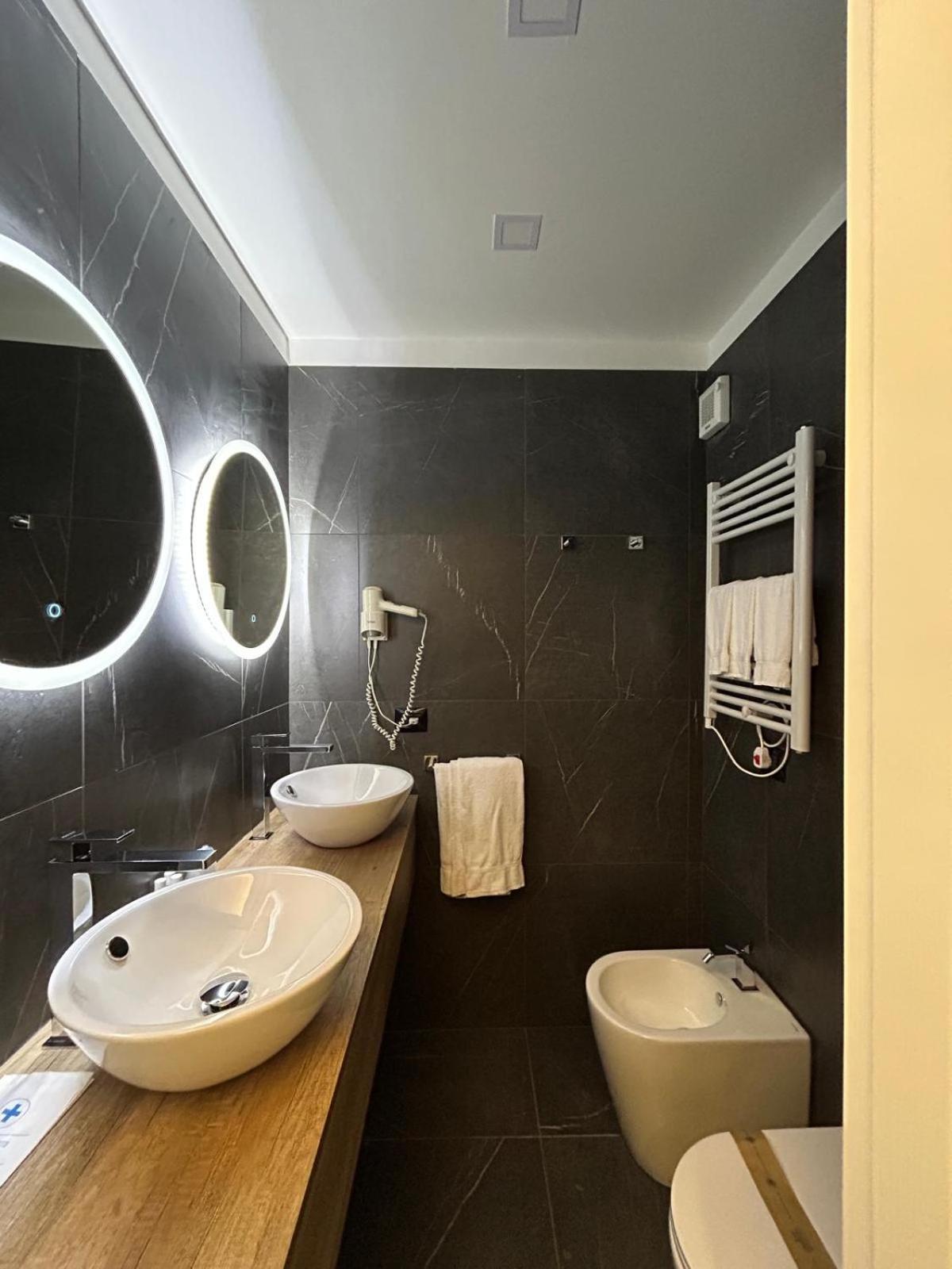 Hotel Palace فاراتسي المظهر الخارجي الصورة