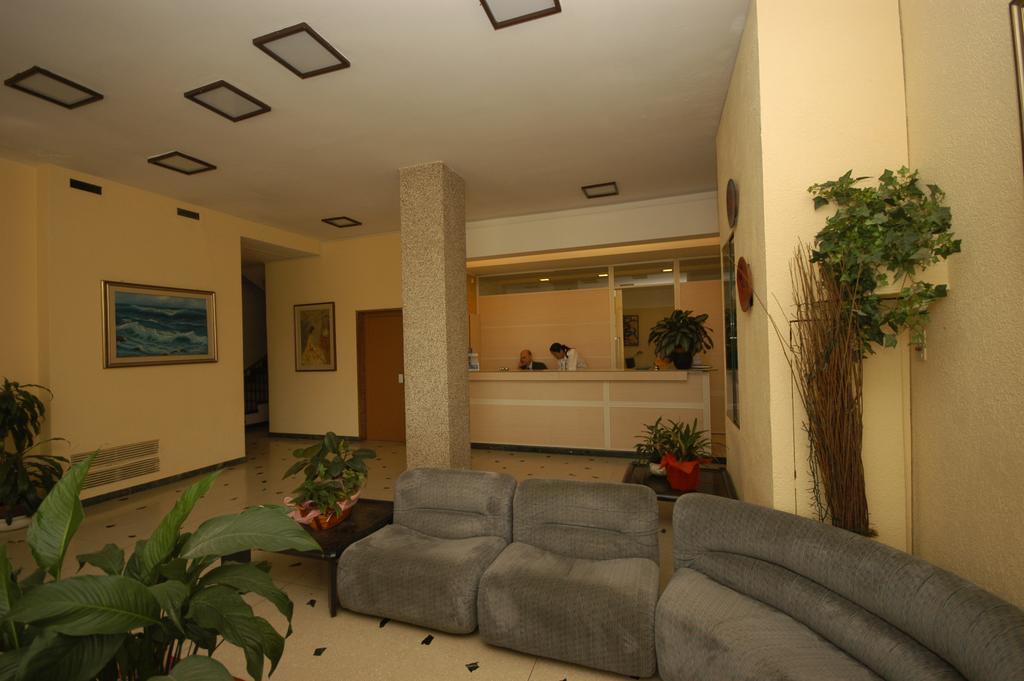 Hotel Palace فاراتسي المظهر الخارجي الصورة