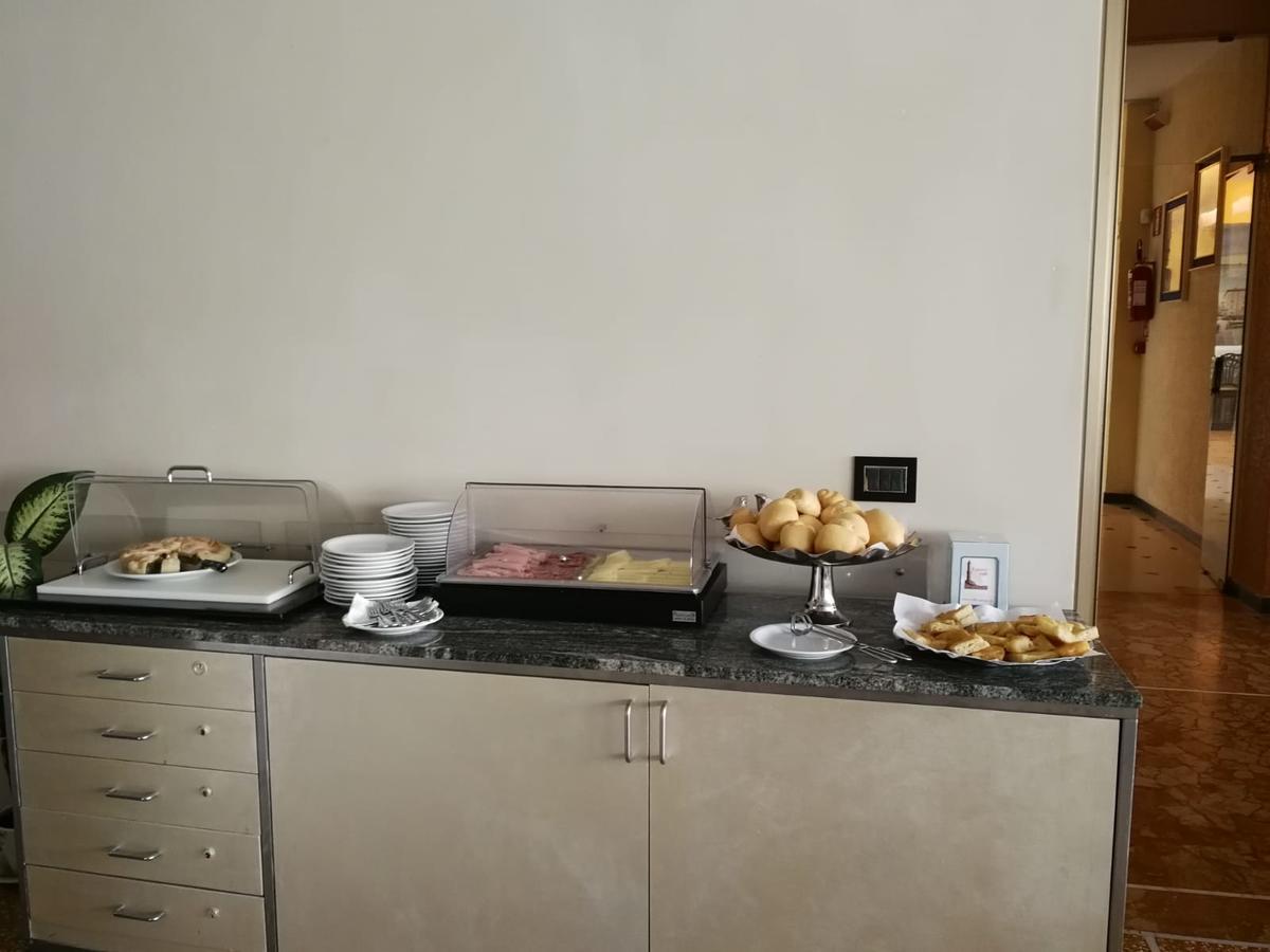 Hotel Palace فاراتسي المظهر الخارجي الصورة