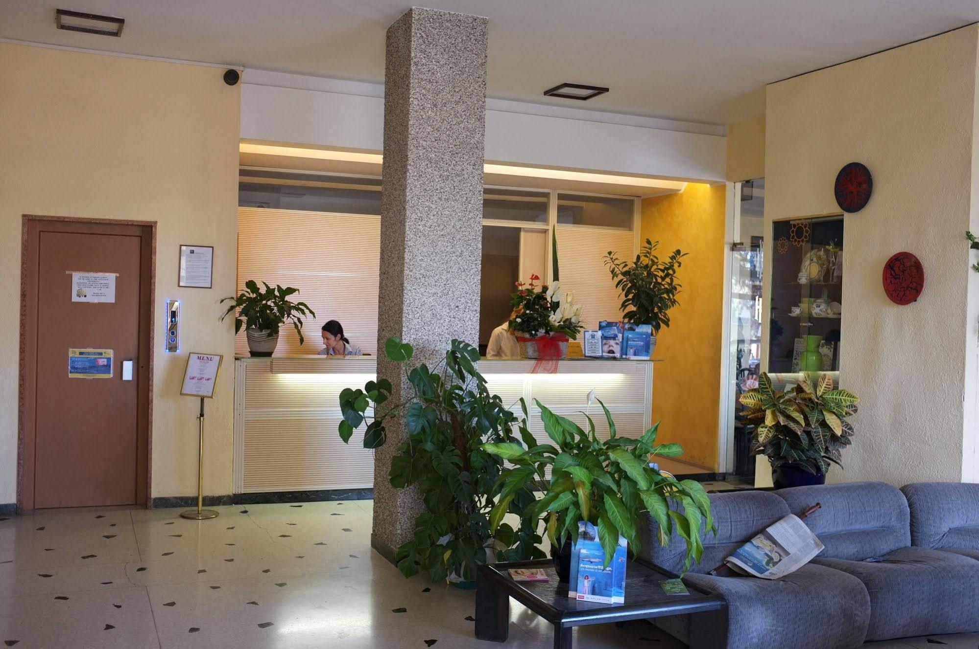 Hotel Palace فاراتسي المظهر الخارجي الصورة